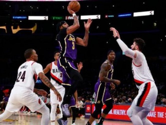 NBA: Los Angeles Lakers เอาชนะ Portland Trail Blazers เพื่อยุติการแพ้